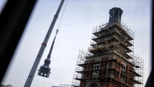 60 метров над городом: на кампусе «Кантиана» установили шпиль часовой башни