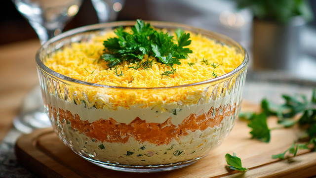 Салат «Мимоза»: как приготовить хит праздничного стола, который знают все