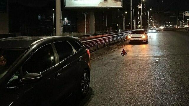 На одной из крупных улиц Калининграда сразу пять машин пробили колёса, угодив в «оттаявшую» после зимы яму (фото)