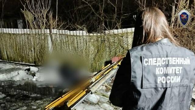 На калининградских дачах погиб рабочий: экскаватор рухнул в выкопанную яму