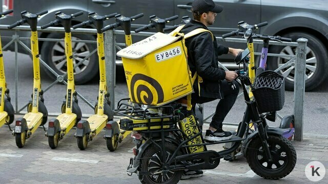 Новые ограничения коснутся не самокатов, а курьеров на электровелосипедах — эксперт