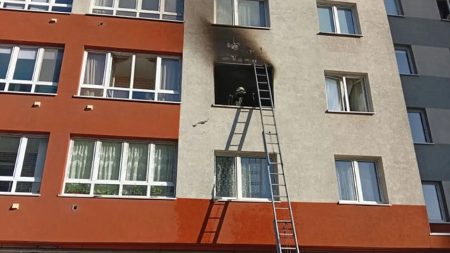 Свеча без присмотра: на Сельме горела квартира, из дома вывели более 130 человек