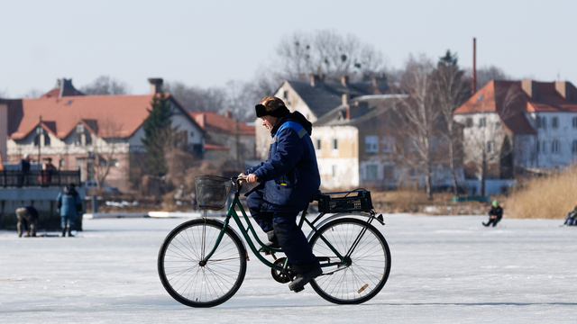 В Калининграде - весна, а за городом еще зима (фото)