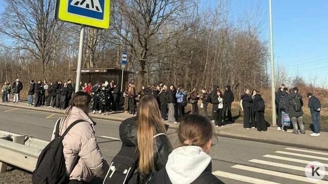 Калининградцы сообщают о толчее на остановке у школы №58, исчезающих вечером автобусах и снежной каше в зоне посадки