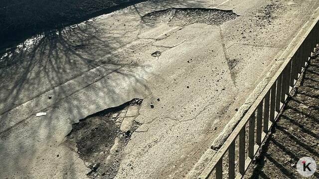 «До культурного слоя»: в Янтарном «растаял» асфальт, а в Пионерском появилась дыра на новой улице (фото)