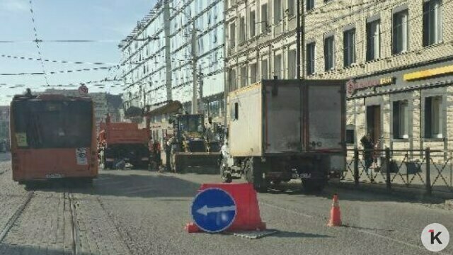 Вырыли огромную яму прямо в центре города: на Черняховского произошла утечка воды (фото)