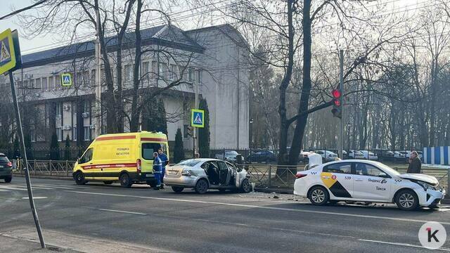 На перекрёстке в Калининграде, где в декабре сбили студенток, произошло новое серьёзное ДТП