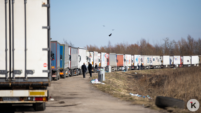 Фуры стоят на границе по две недели: электронная очередь не решила проблему калининградских перевозчиков