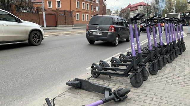 Петиция, ДТП и хаос на тротуарах: что происходит с электросамокатами в Калининграде