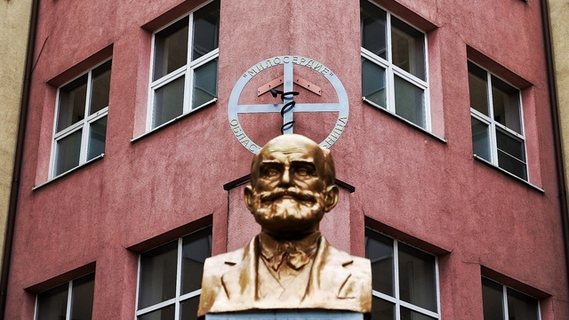 В Калининграде заменят крышу на историческом здании областной больницы и перекрасят фасад  