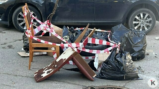 В центре Калининграда дорожную яму загородили стульями, опасные дыры появились и в других местах (фото)