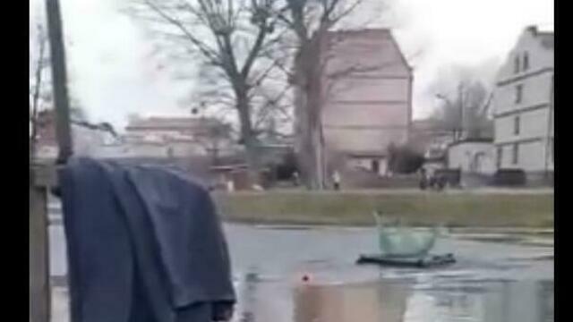 «Залез на ту штуку и поймал за капюшон»: черняховец, вытащивший ребёнка из ледяной воды, рассказал, как это было  