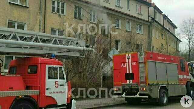Дым валил из окна подъезда: в Калининграде пять пожарных расчётов тушили огонь в жилом доме (фото, видео) 