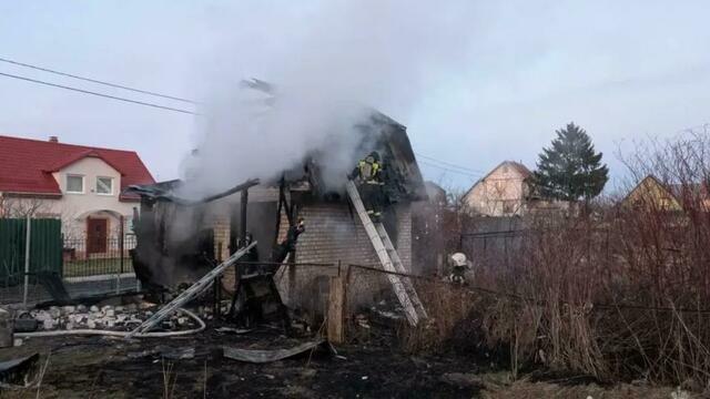 Пострадал пожарный: в Калининграде вспыхнула заброшка (фото, видео)