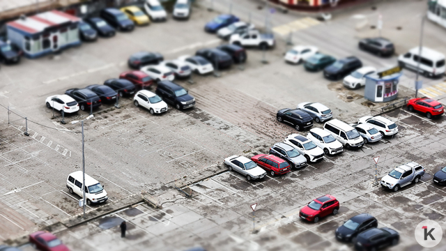 В Калининграде автомобилистка застряла на парковке у ТЦ из-за споров с охранником, который не хотел её выпускать