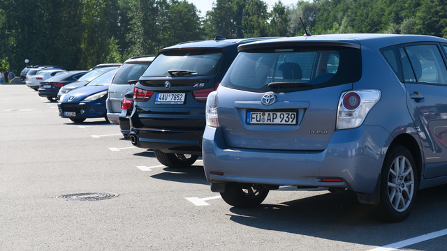 На парковке «Храброво»  резко снизилось количество автомобилей с европейскими номерами
