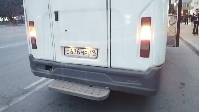 В Калининграде пассажиры маршрутки №87 пожаловались на «странного» водителя, а другие заступились за него (видео)