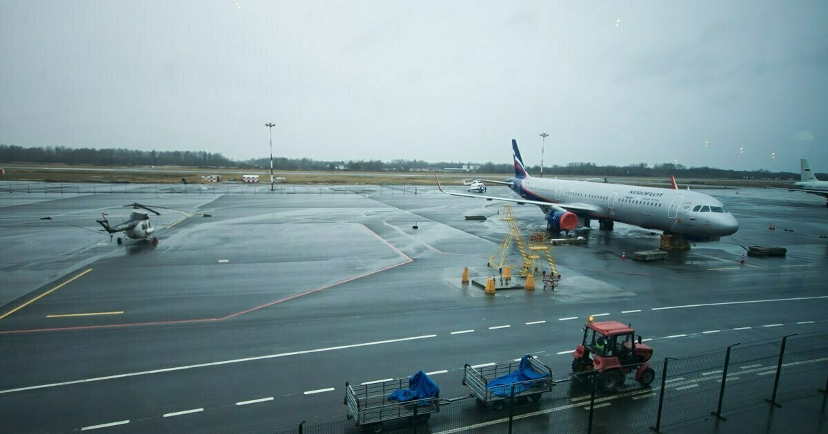 Самолет на взлетно-посадочной полосе