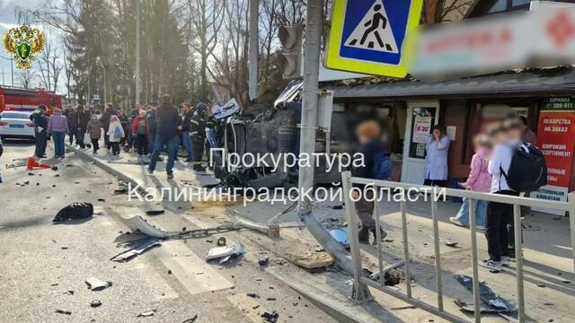 В Гурьевске BMW снес остановку и протаранил аптеку, есть пострадавшие (видео)