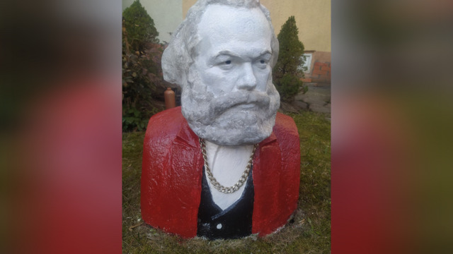 Стоящий в калининградском палисаднике Карл Маркс примерил малиновый пиджак и золотую цепь (фото)   