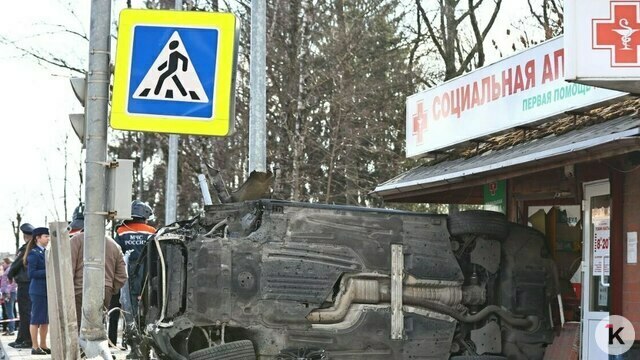 Двух подростков госпитализировали: что известно о состоянии людей, пострадавших после ДТП на остановке в Гурьевске