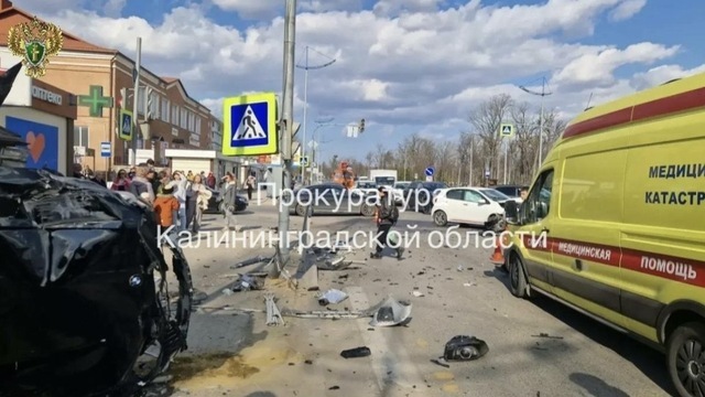 Вылетел на тротуар: после аварии в Гурьевске четверо человек оказались в больницах