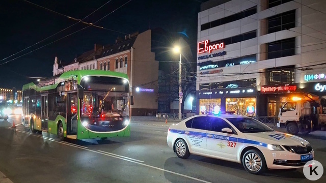 «Хлопок, треск, искры»: в центре Калининграда из-за ЧП с троллейбусом остановились трамваи