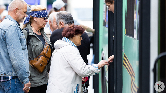 В Калининграде увеличили число автобусов на двух маршрутах, но ждать транспорта приходится полчаса и более