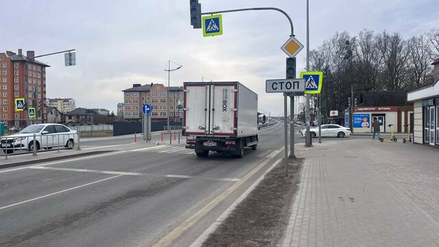 В Гурьевске на перекрёстке, где машины трижды врезались в аптеки, отключили светофор (фото)