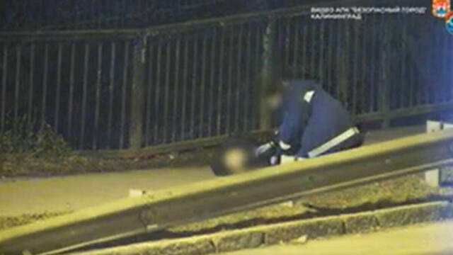 В Калининграде пенсионерка рухнула на тротуаре, ей вызвала скорую случайная прохожая (видео)