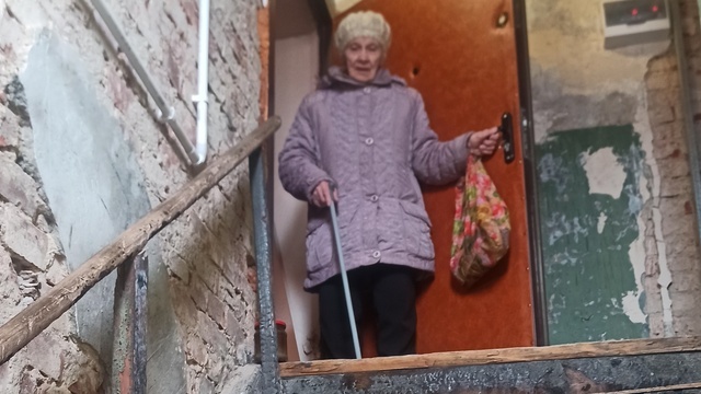 94-летняя жительница Янтарного вынуждена ползком подниматься в квартиру из-за аварийной лестницы