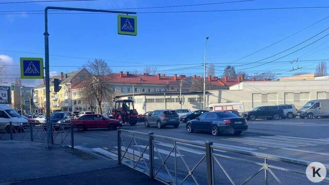 В Калининграде перестали работать светофоры на крупном перекрёстке Советского проспекта, на дороге хаос