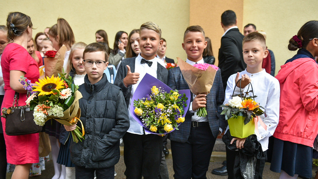 Запись в первые классы стартует 1 апреля: сроки, льготы и правила