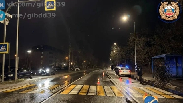 Отлетел на 30 метров: в Светлом микроавтобус сбил мужчину, который шёл по зебре к остановке (фото)