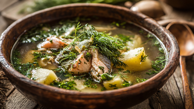 Старинное русское блюдо с капелькой водки: пробуем готовить наваристую уху из трёх видов рыбы  