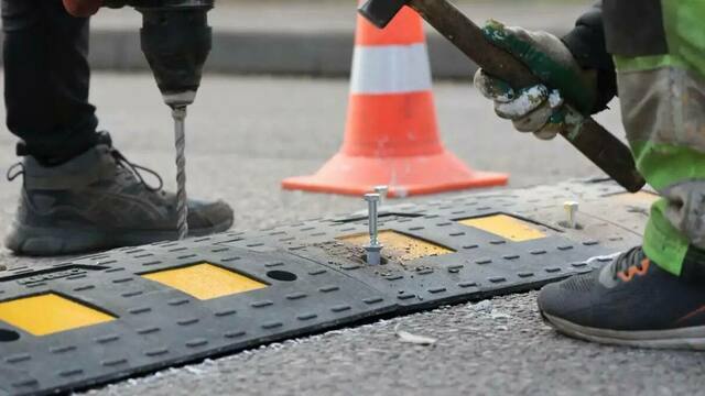 В Калининграде начали устанавливать свежую партию лежачих полицейских