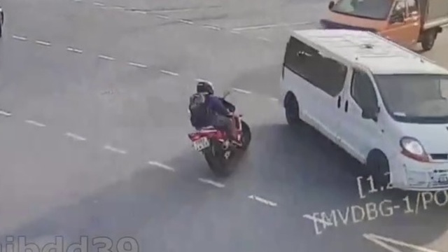 В Калининграде на Южном обходе микроавтобус не уступил дорогу мотоциклу (видео)  