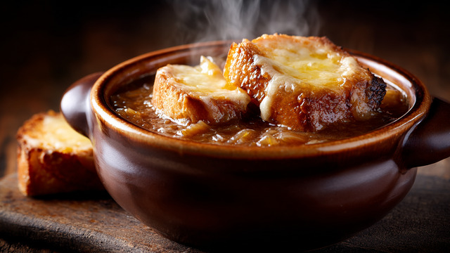 Минимум ингредиентов – максимум вкуса: простой рецепт ароматного лукового супа с сырной шапкой 