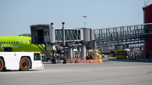 Пассажиры ждут вылета из «Храброво» со вчерашнего вечера