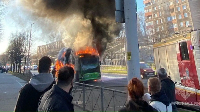 Батарея загорелась на ходу: в Калининграде пассажиры выбивали окна из троллейбуса