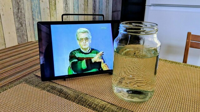 Калининградец больше тридцати лет пьёт воду, которую «заряжает» с помощью видеозаписи экстрасенса (фото)  