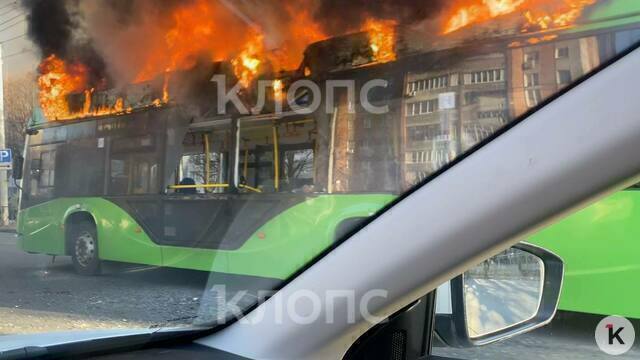 В Калининграде на Московском проспекте полыхает троллейбус (фото, видео)  