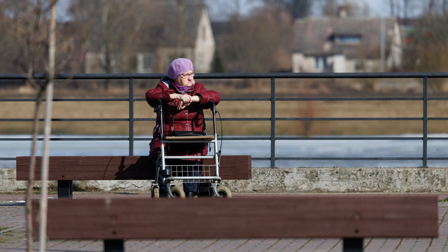 Социальные пенсии вырастут, кредиты — только по официальным документам: ключевые изменения с 1 апреля 2026 года