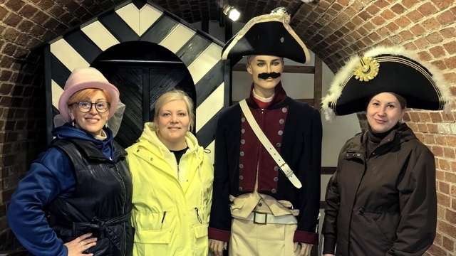 Туристов с Крайнего Севера в Калининграде удивили деревья с зелёными шариками, мороженое с рыбой и янтарные тараканы