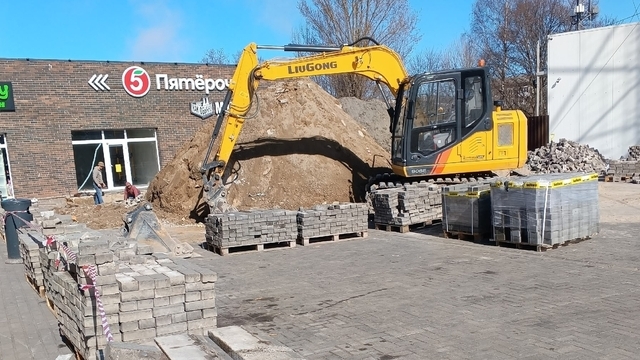 Провал на парковке перед магазином в Балтийске практически ликвидировали (фото)