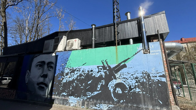 Испорченную памятную надпись на мурале с портретом сержанта Колоскова в Калининграде восстановят (фото)  