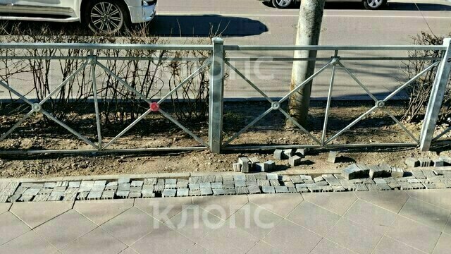 «Раскурочили и бросили»: на Карла Маркса повредили свежую тротуарную плитку  