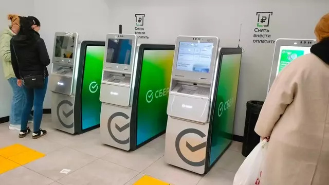 «Недавно снял все деньги, поддавшись тревоге, и вот опять кладу на карту»: как калининградцы пережили банковский сбой