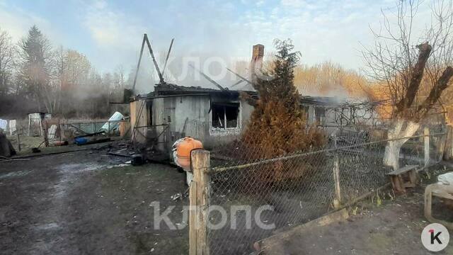 Едва успели спастись: семья из Правдинского района в одночасье лишилась дома из-за пожара