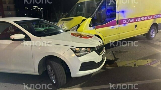 На перекрёстке Гагарина и Орудийной столкнулись скорая и такси (фото) 